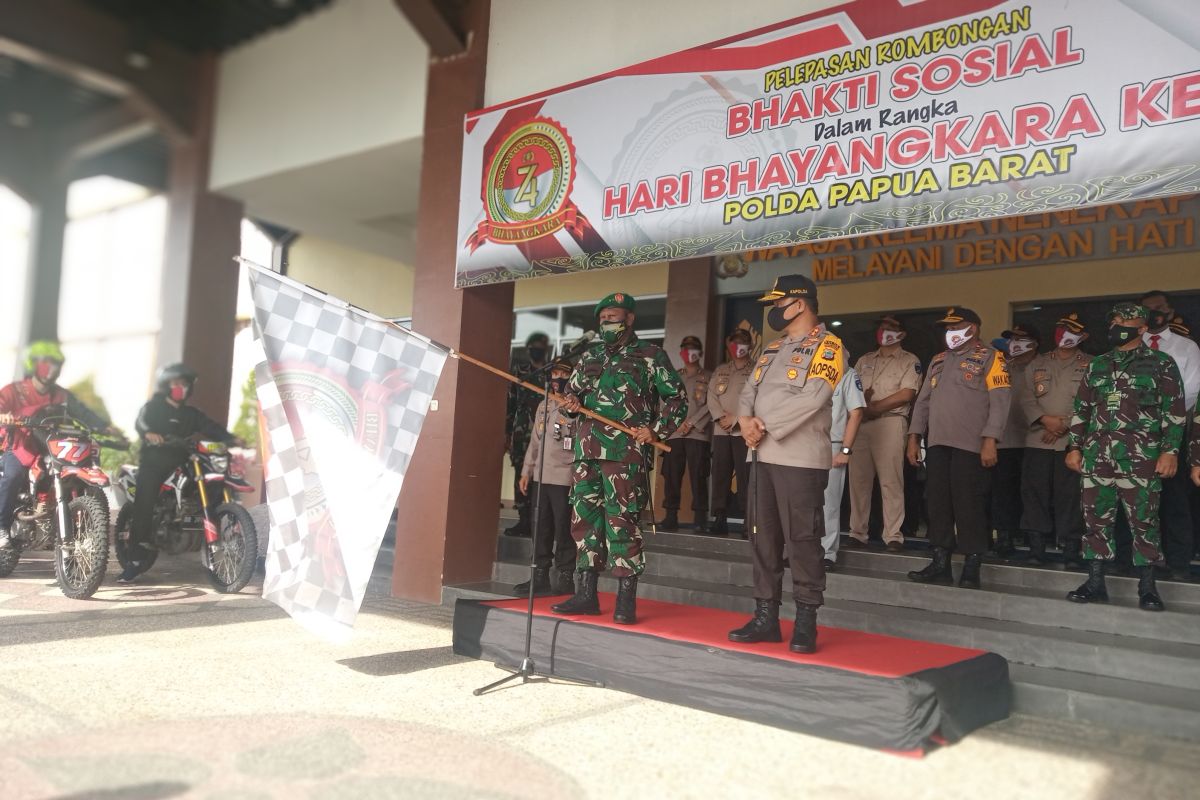 Polda Papua Barat kembali salurkan paket bansos dampak COVID-19