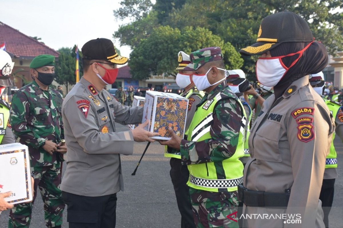 Menggunakan motor, Bhabinkamtibmas bagikan 2.000 paket sembako kepada warga Jambi