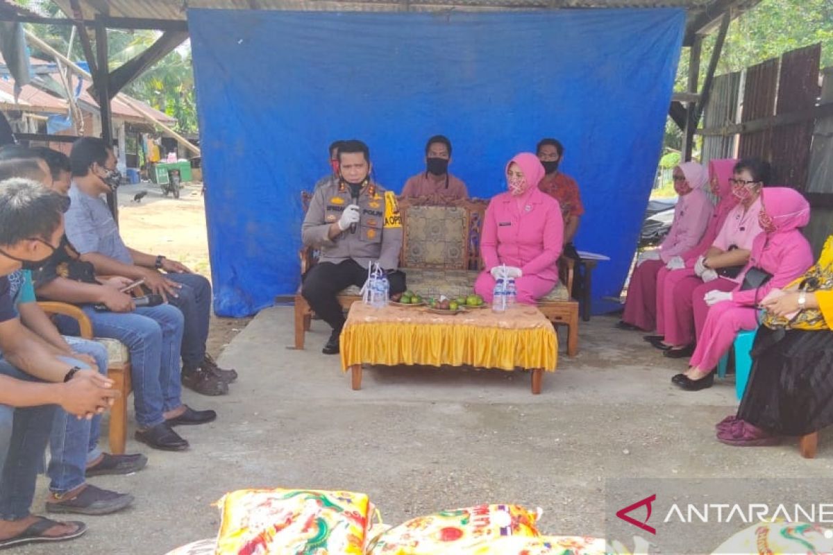 Pekerja seni Inhu terima bantuan Sembako dari Polres