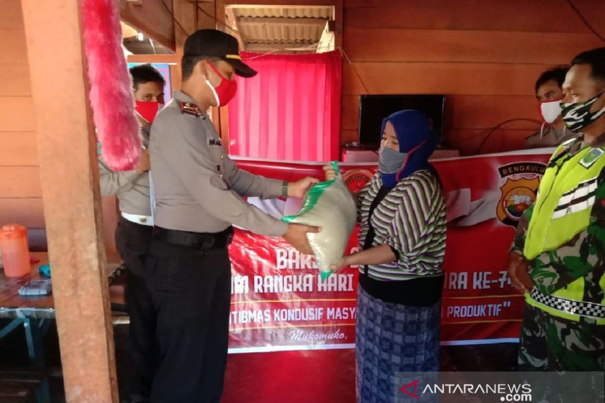 Polisi Mukomuko bagikan sembako di Hari Bhayangkara