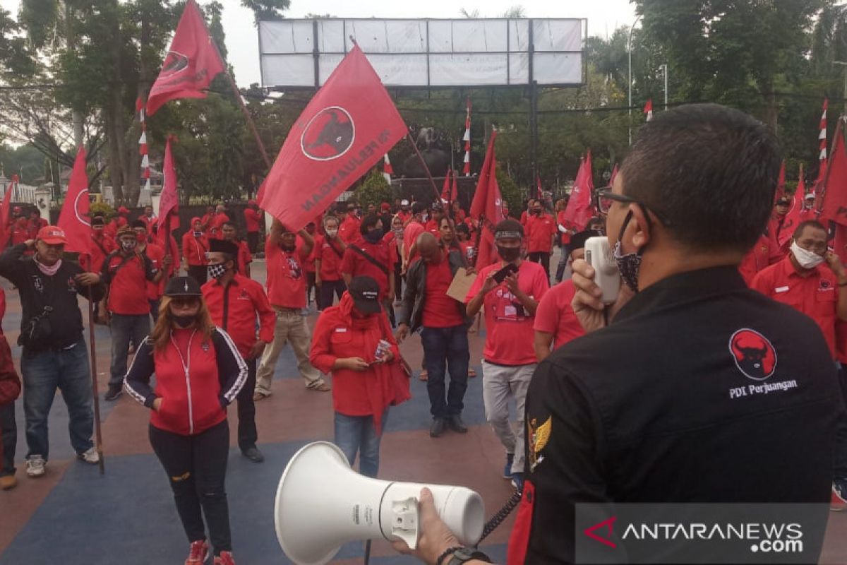 PDIP Kabupaten Bogor kerahkan 500 kader gelar aksi unjuk rasa di kantor polisi (video)