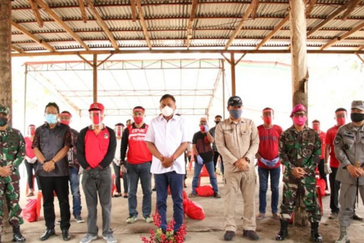 Gubernur  bagikan bahan pokok kepada warga Minahasa