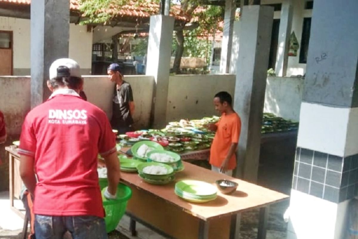 Pelanggar protokol kesehatan di Kota Surabaya disanksi beri makan ODGJ