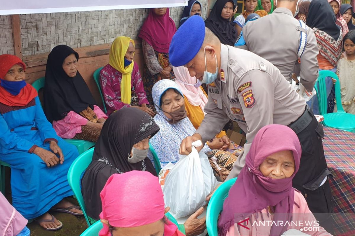 Polda Polda Sultra bagi ribuan paket sembako sambut HUT Bhayangkara