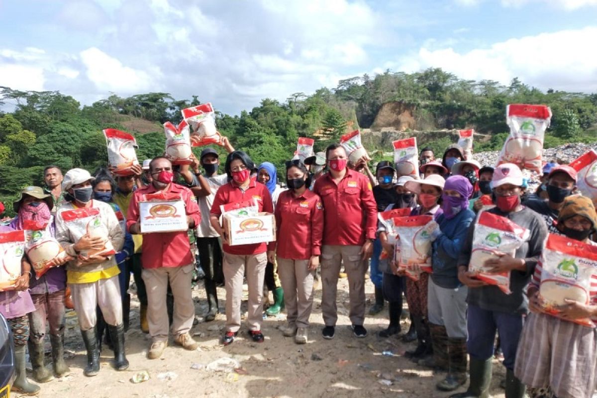 Humas Polda Maluku salurkan beras untuk warga di Ambon