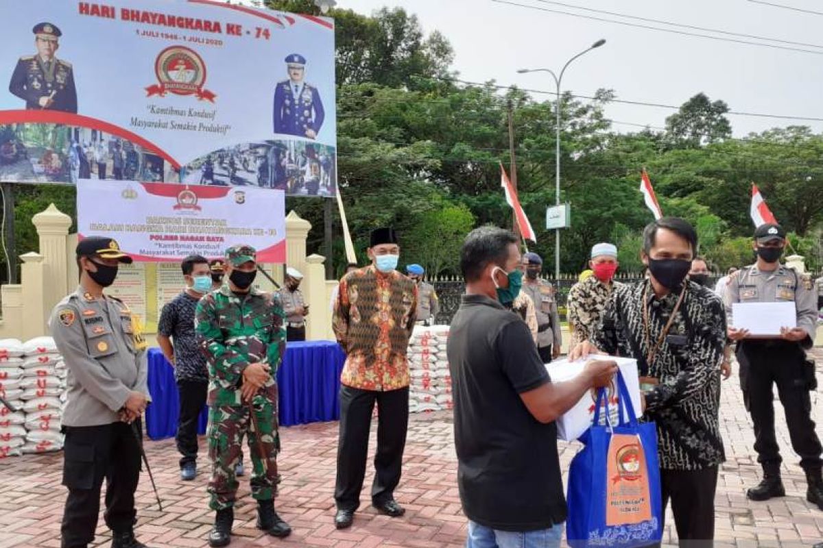 Polres Nagan Raya salurkan 250 paket sembako untuk warga terdampak COVID-19