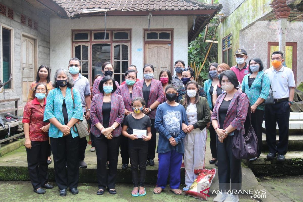 Dharma Wanita Bali bantu anak yatim di Sukaluwih, Karangasem