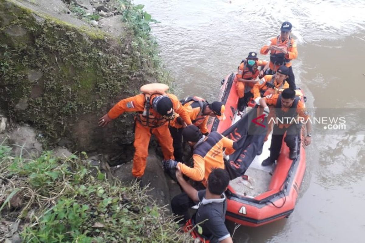 Mayat bocah korban tenggelam di Sungai Ogan dievakuasi