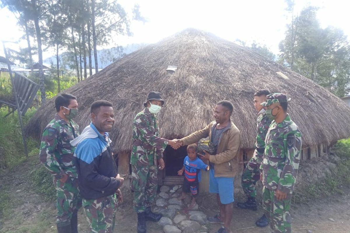 TNI bagi sembako warga Mayuberi  pengunungan terdampak COVID-19   di Puncak Jaya