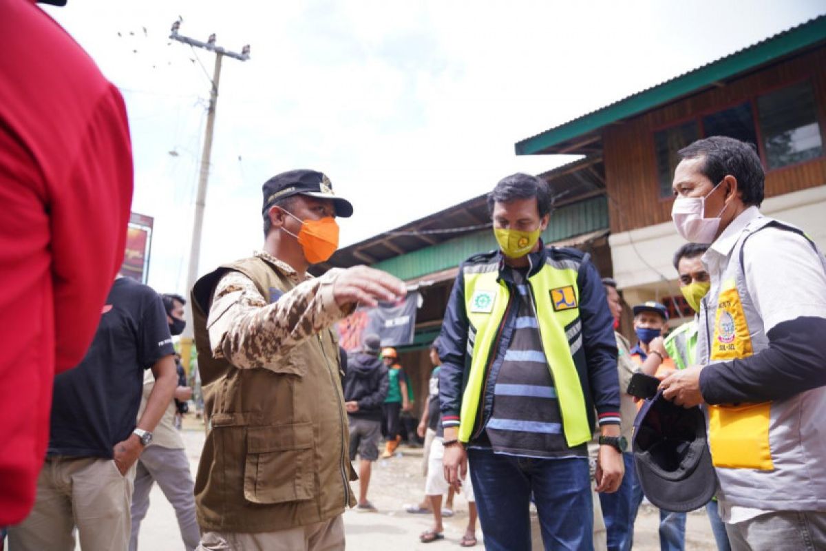 Wagub Sulsel Andi Sudirman  bawa bantuan untuk korban longsor Palopo