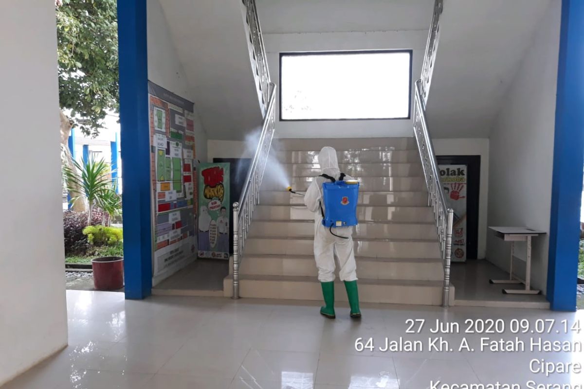 Sat  Brimob Polda Banten semprot disinfektan sekolah jelang 'new normal'