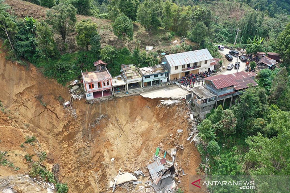 Alih fungsi lahan diduga penyebab longsor poros Palopo-Toraja