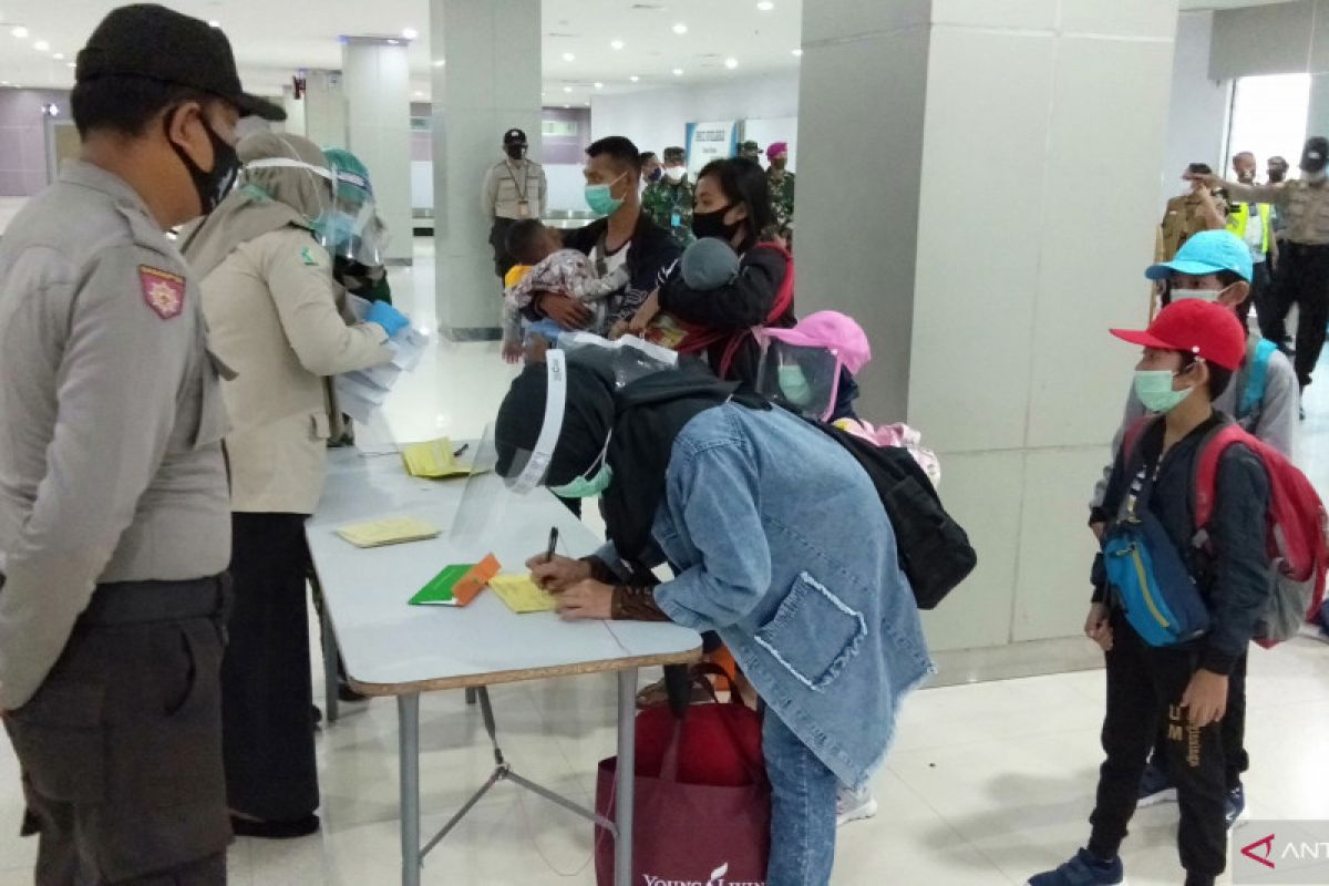 Seorang penumpang Garuda yang tiba di bandara Sorong positif COVID-19