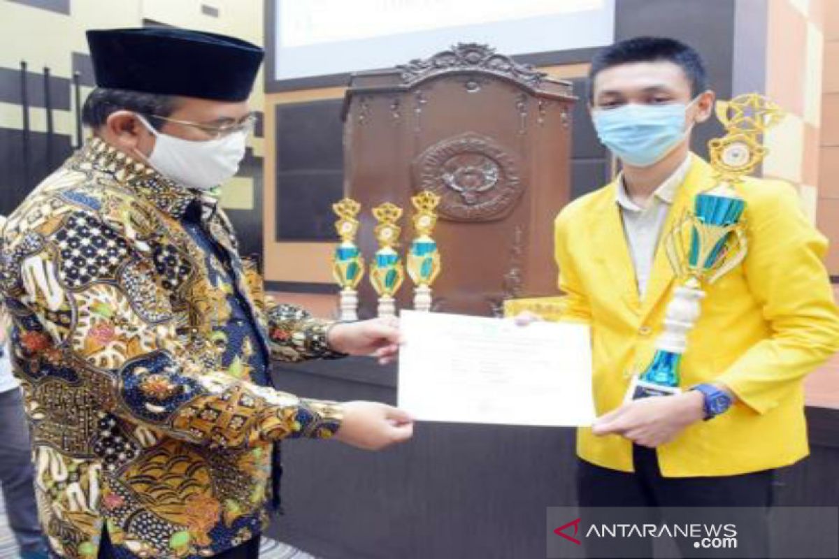 Rektor ULM hadiahi laptop bagi mahasiswa berprestasi