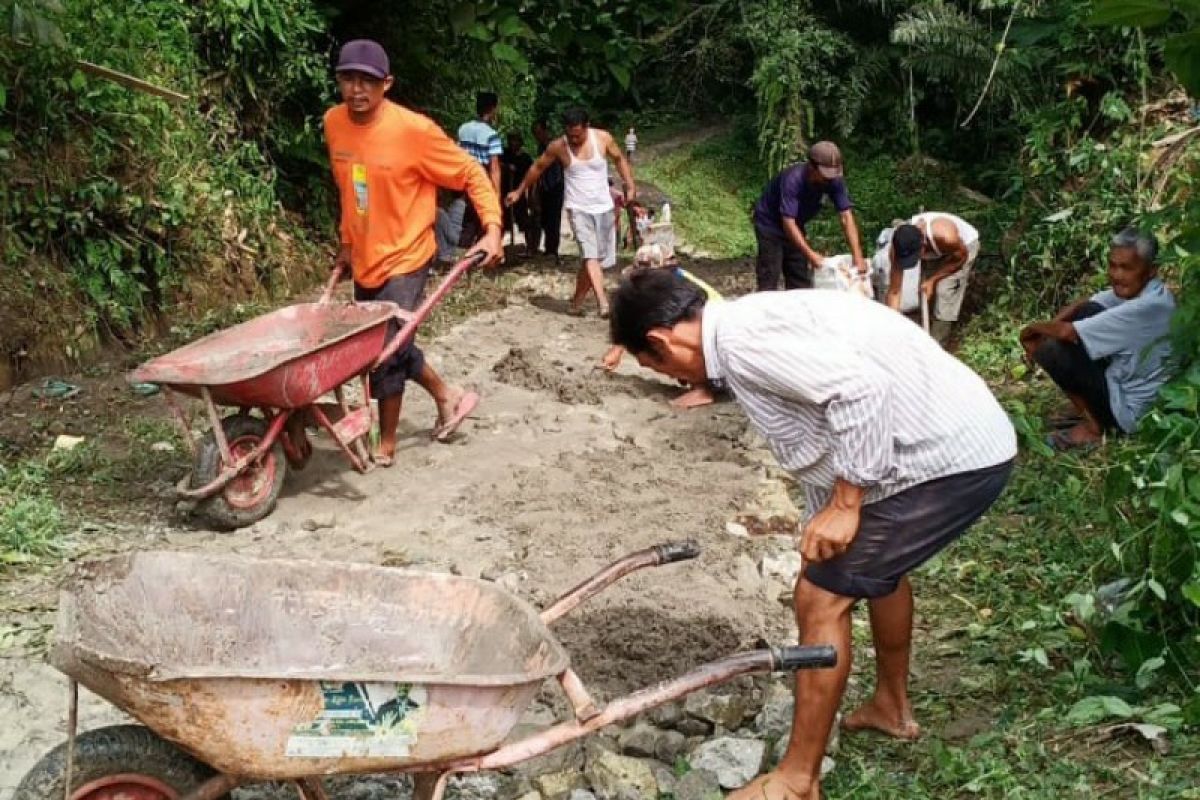 36 tahun tak tersentuh, warga gotong royong perbaiki jalan rusak penghubung Sidamanik - Panei