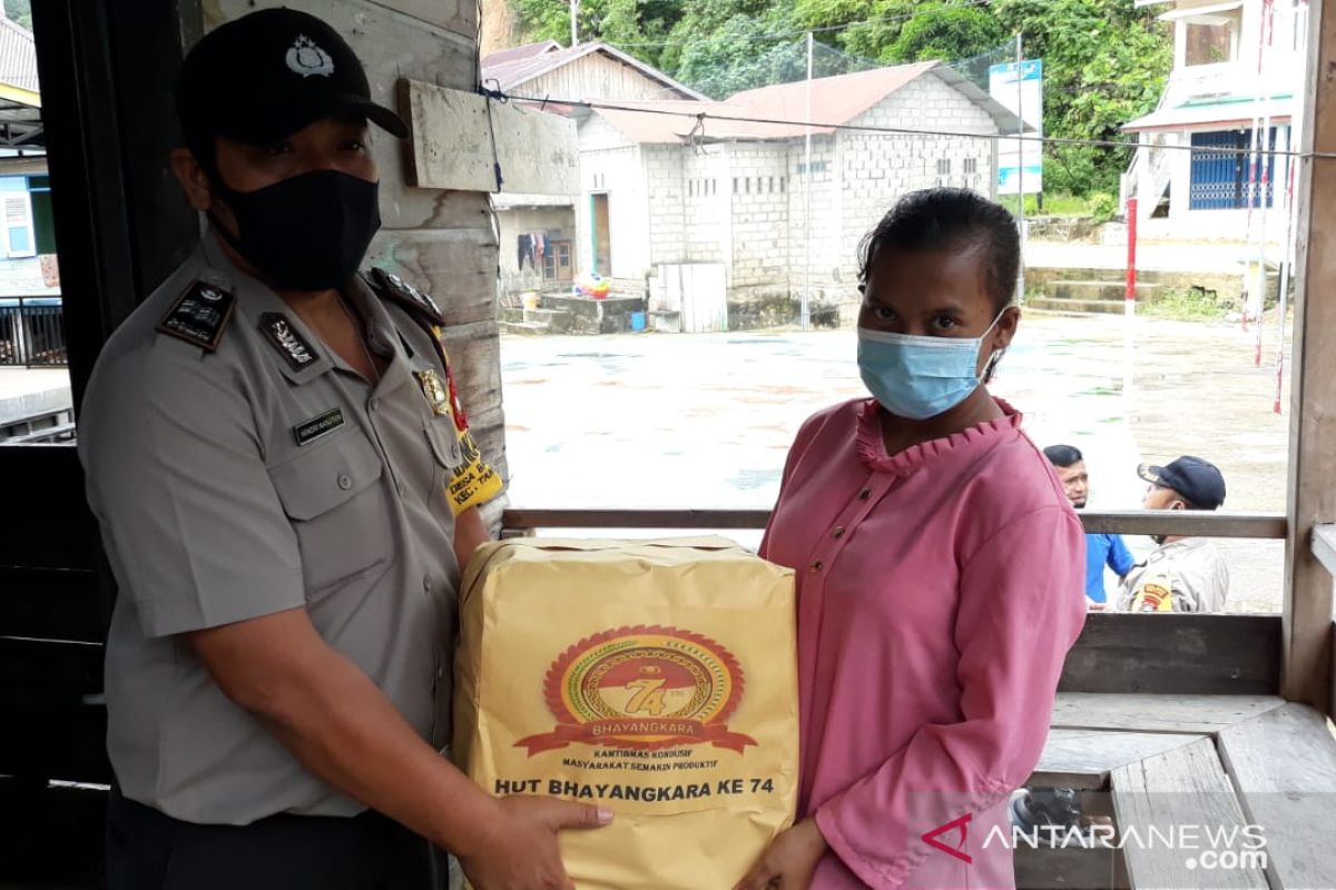 HUT Bhayangkara 74 Polsek Tambelan Berikan Nutrisi