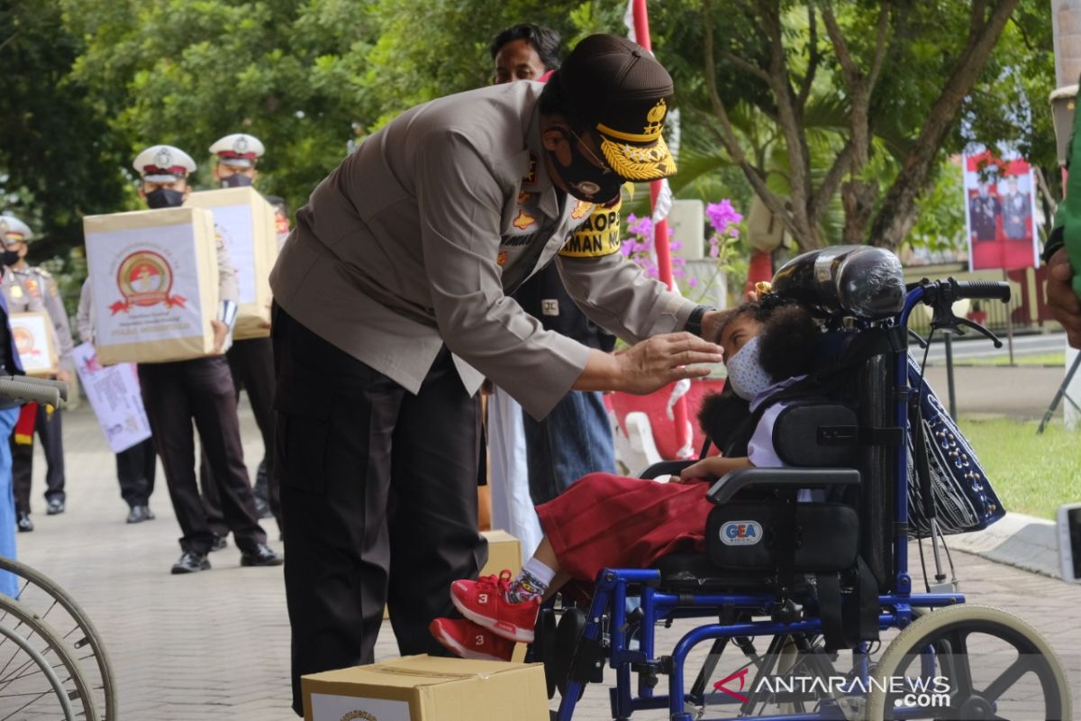 Polda Gorontalo beri bantuan sembako ke warga kurang mampu