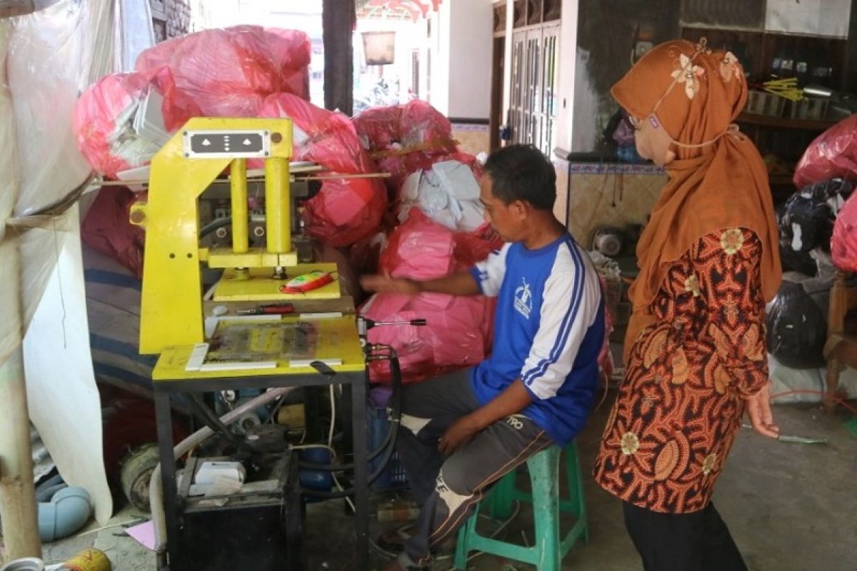 Universitas Muria Kudus ciptakan alat penunjang produktivitas pengrajin mainan tradisional