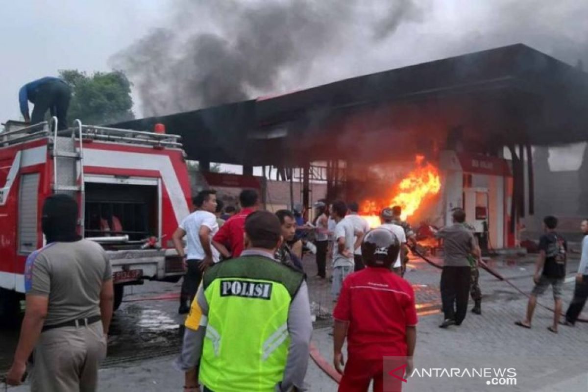 Diduga 'ngecor' BBM,  satu unit mobil Carry terbakar di SPBU Baturaja