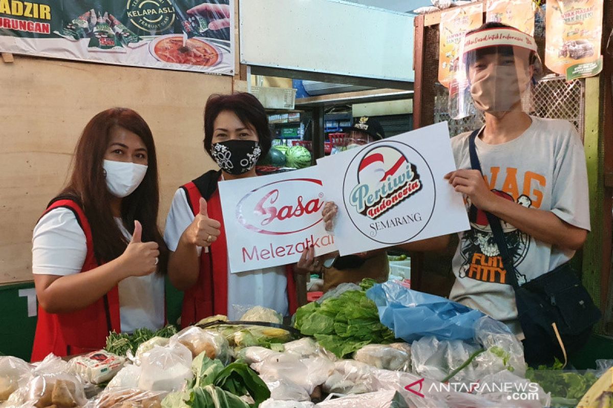 Pertiwi Semarang bantu "face shield" untuk pedagang Pasar Pedurungan