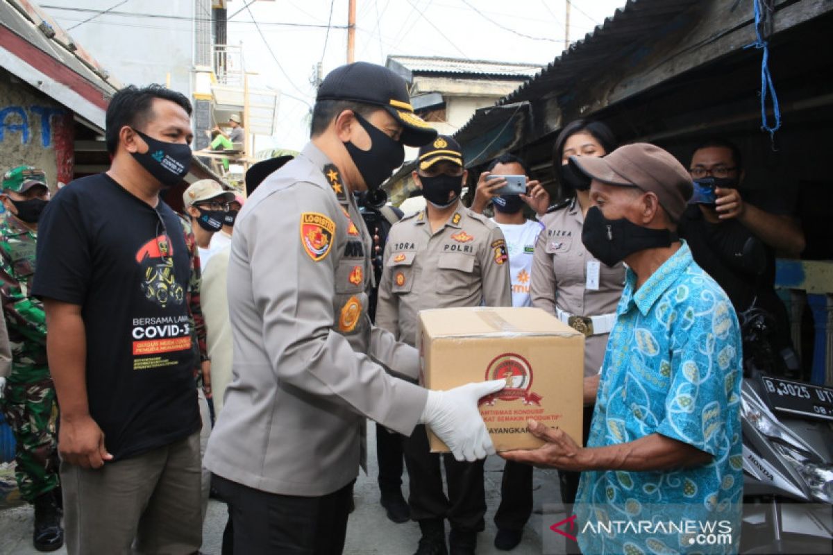 Polri bagikan 400 paket sembako pada nelayan Cilincing