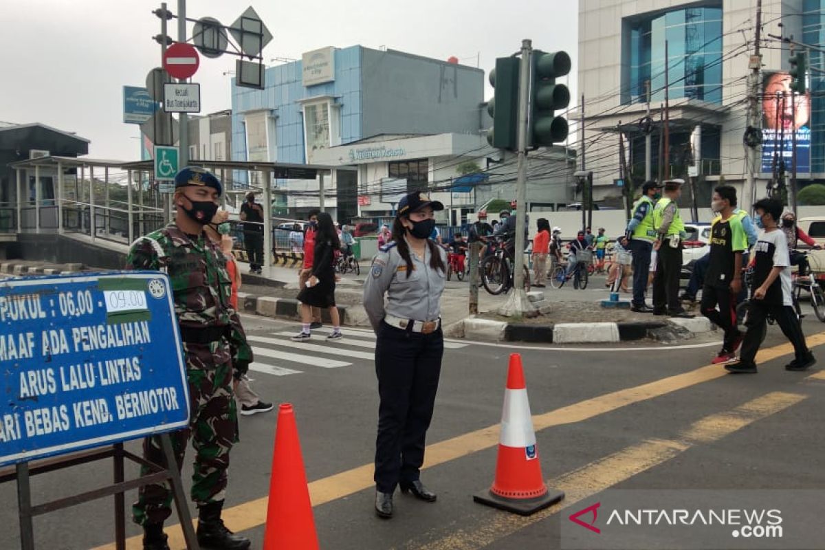 Satpol PP Jakarta Timur beri sanksi pungut sampah pelanggar CFD