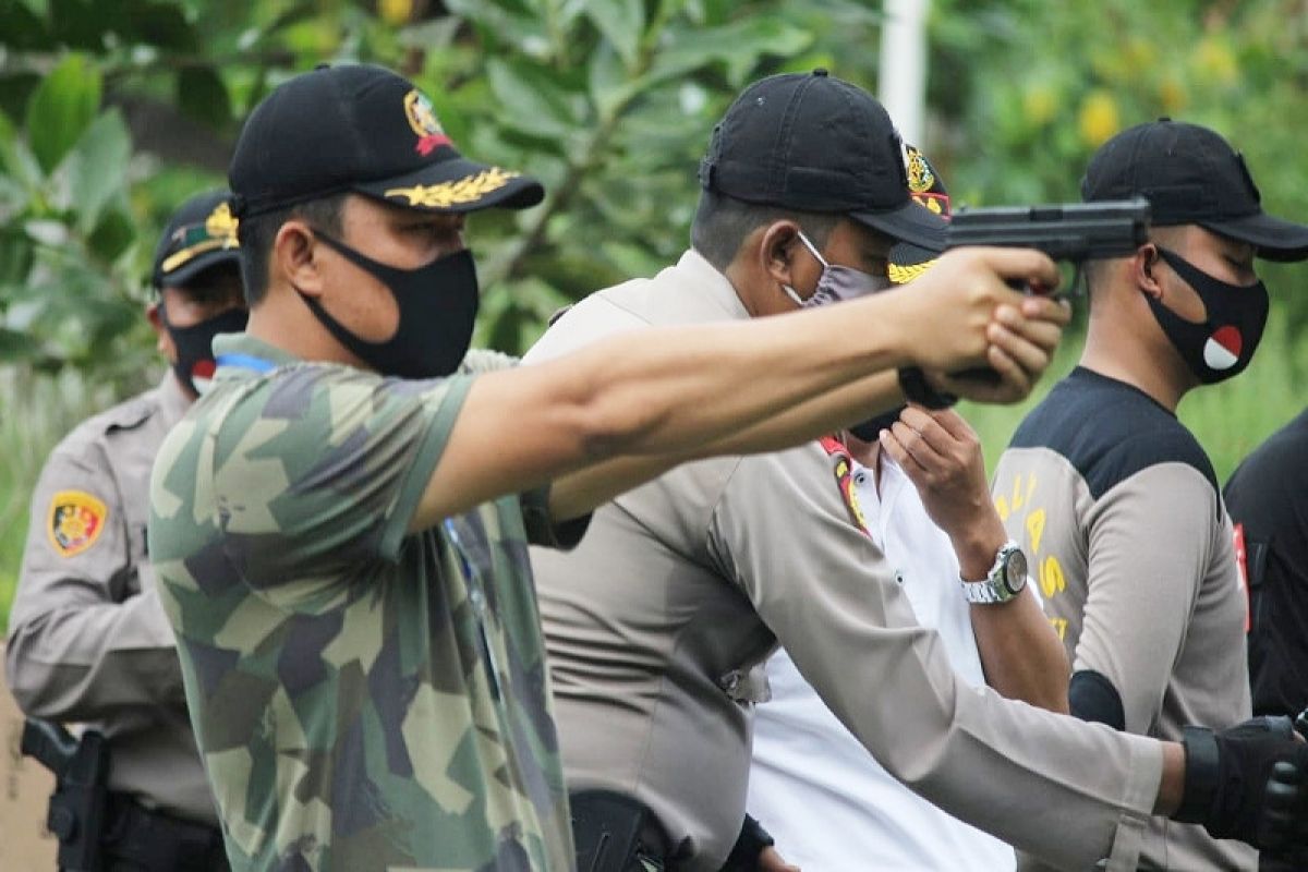 Bupati Lamandau kalahkan perwira kepolisian di kejuaraan menembak