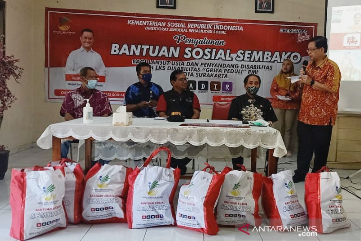 Kementerian Sosial salurkan bantuan sembako ke warga Griya PMI Solo