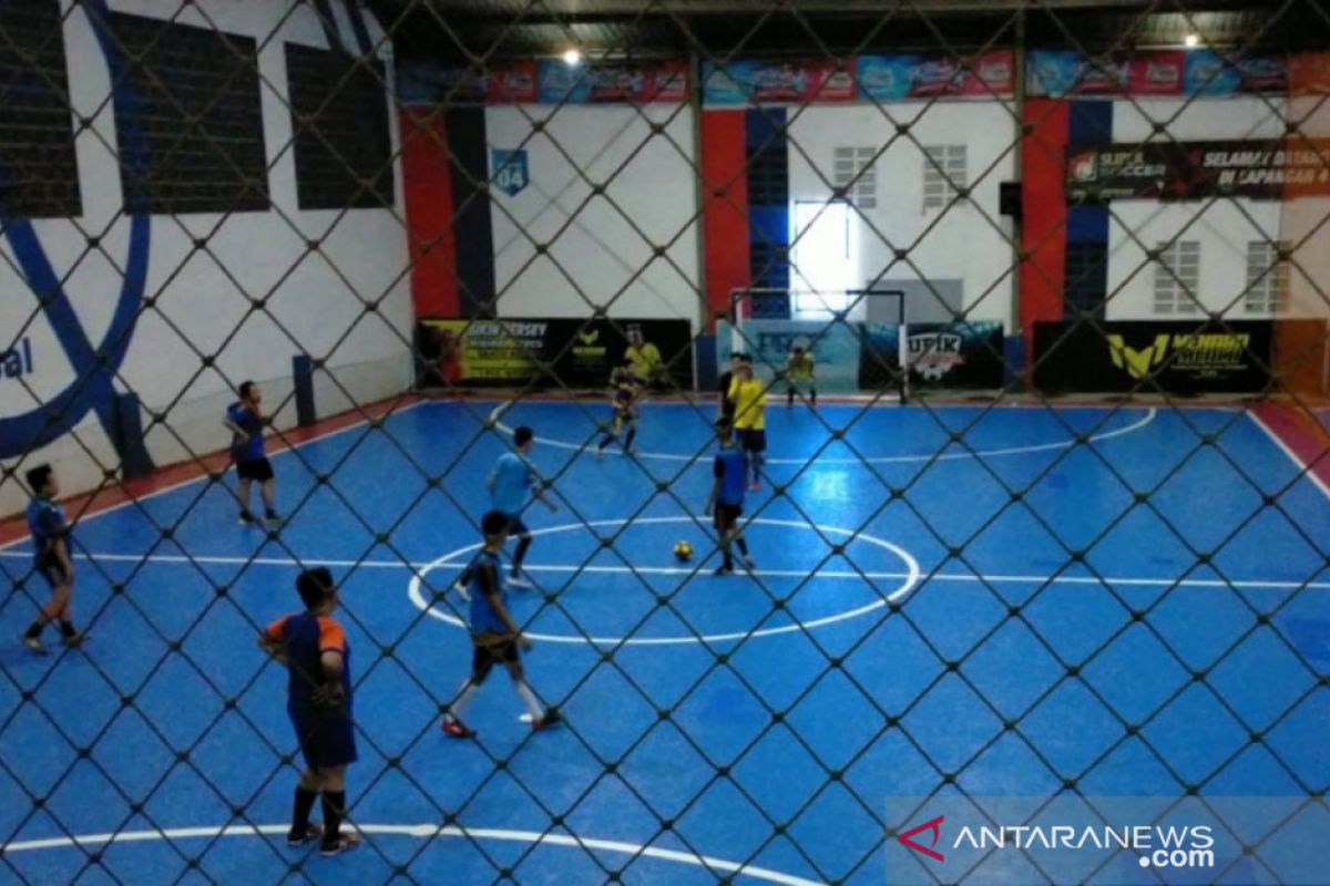 Pecinta olahraga futsal kembali ramai bermain di lapangan binaan SuperSoccer ini