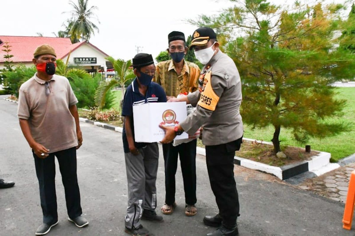Polres Aceh Timur salurkan ratusan paket sembako untuk kaum dhuafa