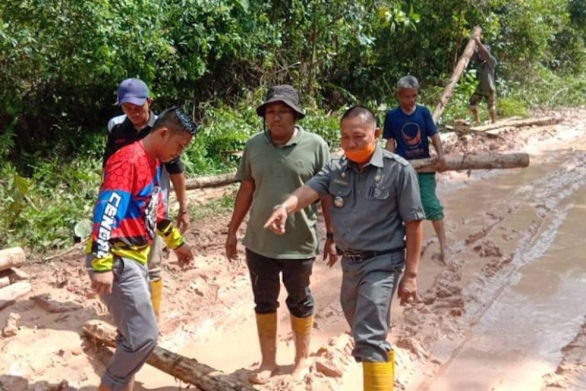 Dua perusahaan perkebunan di Kabupaten OKI bantu perbaikan kerusakan jalan