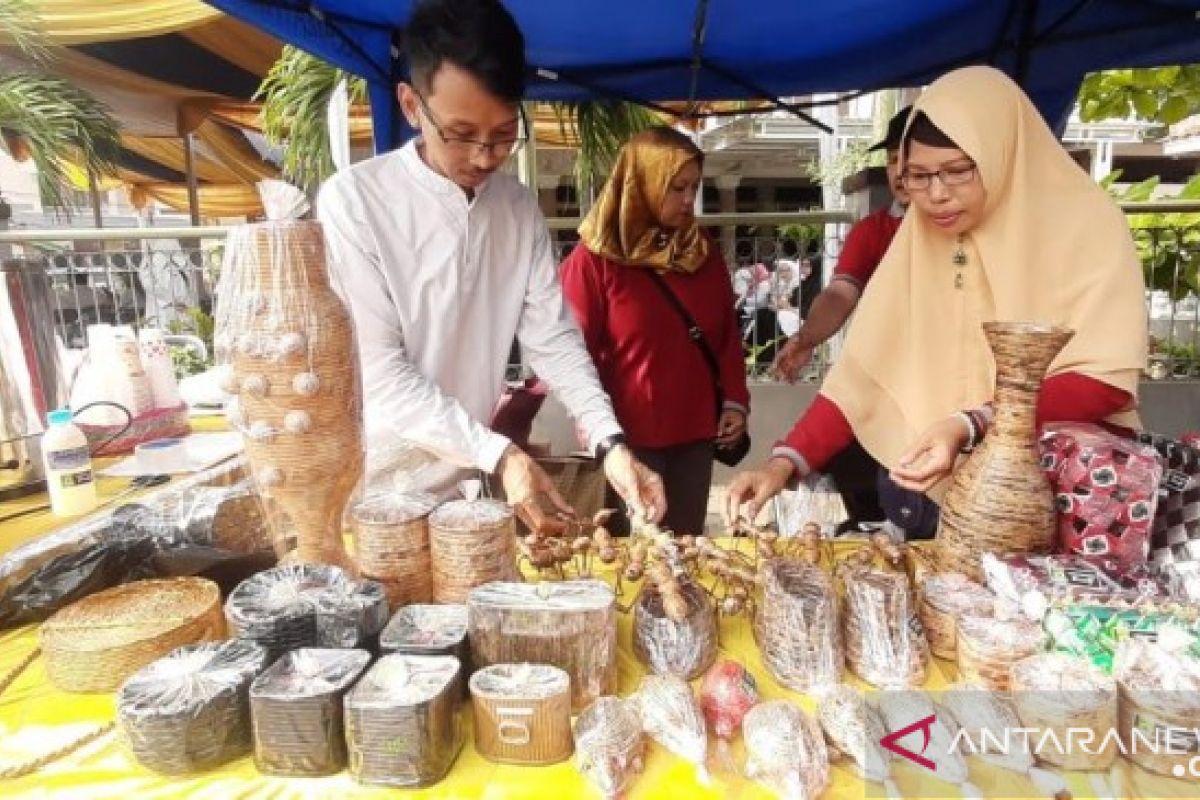 Warga Batuceper  Tangerang olah kertas bekas jadi kerajinan miniatur binatang