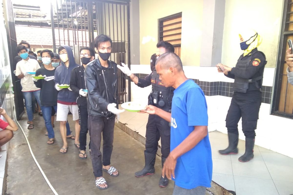 Tak pakai masker, 25 orang harus kerja sosial di Liponsos  Surabaya