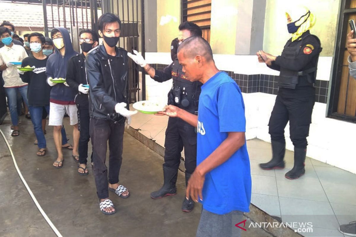 Tak pakai masker, 25 orang harus kerja sosial di Liponsos Surabaya