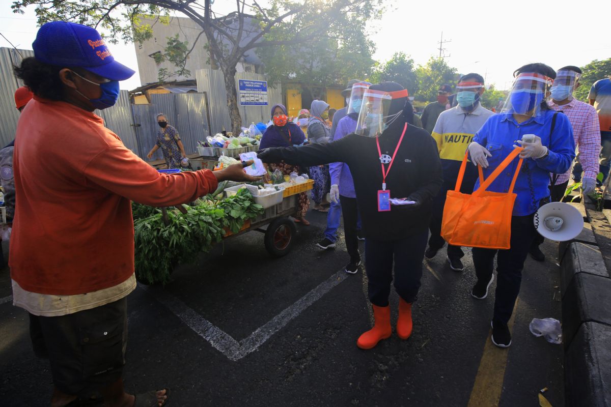 Wali Kota Risma berkeliling bagikan masker gratis kepada warganya