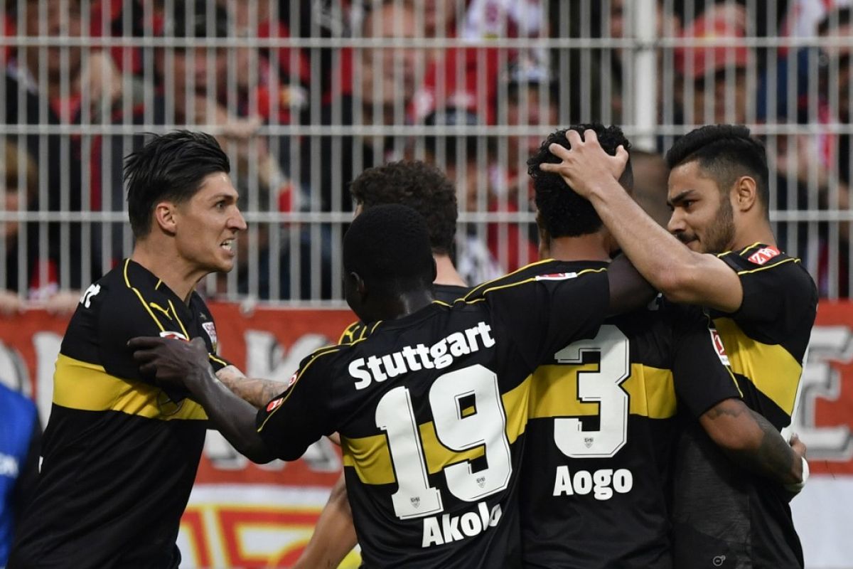 Stuttgart promosi ke Bundesliga setelah Hamburg sia-siakan peluang