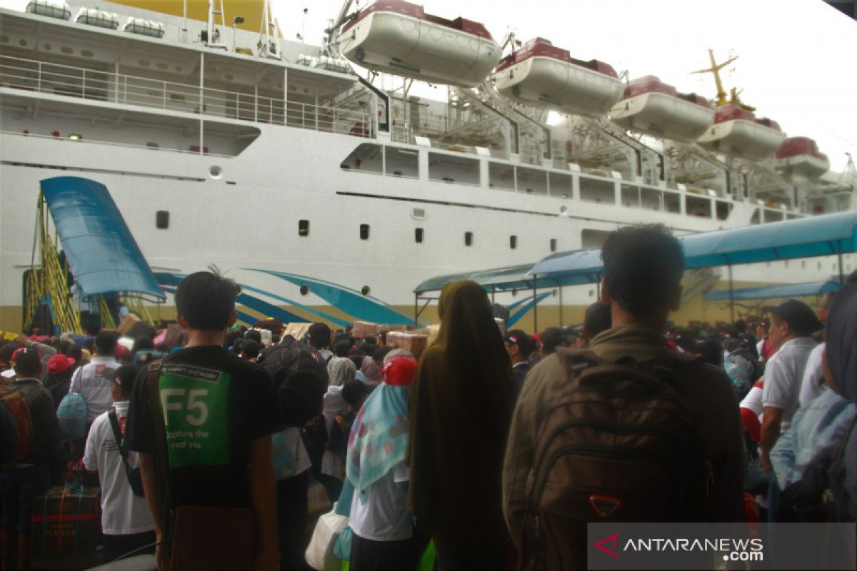 Penumpang kapal laut Pelni  yang transit dilarang turun  ke pelabuhan