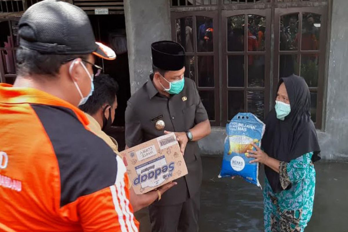 Banjir semakin meluas, bupati Lamandau serahkan bantuan sembako