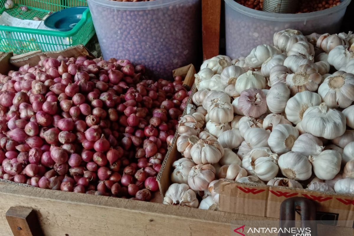 Harga bawang di pasar tradisional Ambon turun