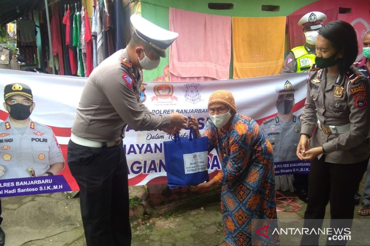 Banjarbaru Police distribute food packages and SIM voucher