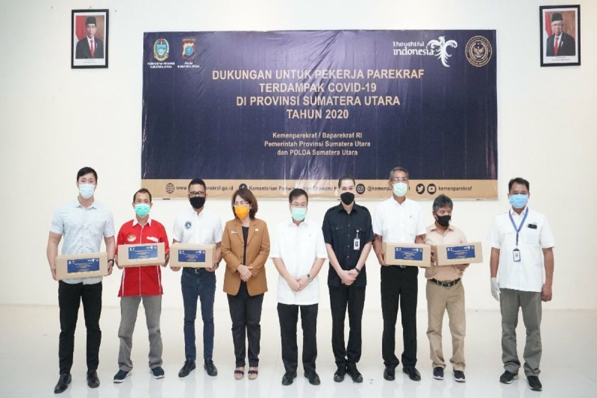 Poltekpar Medan serahkan bantuan COVID-19 dari Kemenparekraf