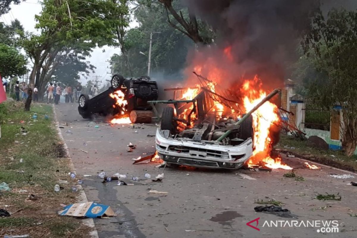 Satu SSK Brimob Polda Sumut dikerahkan amankan kerusuhan di Desa Mompang Julu Madina