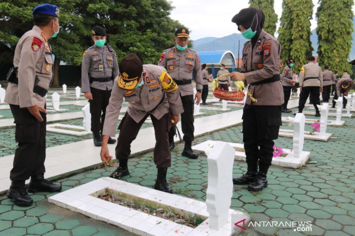 Kapolda Sulteng ziarah di TMP Tatura Palu