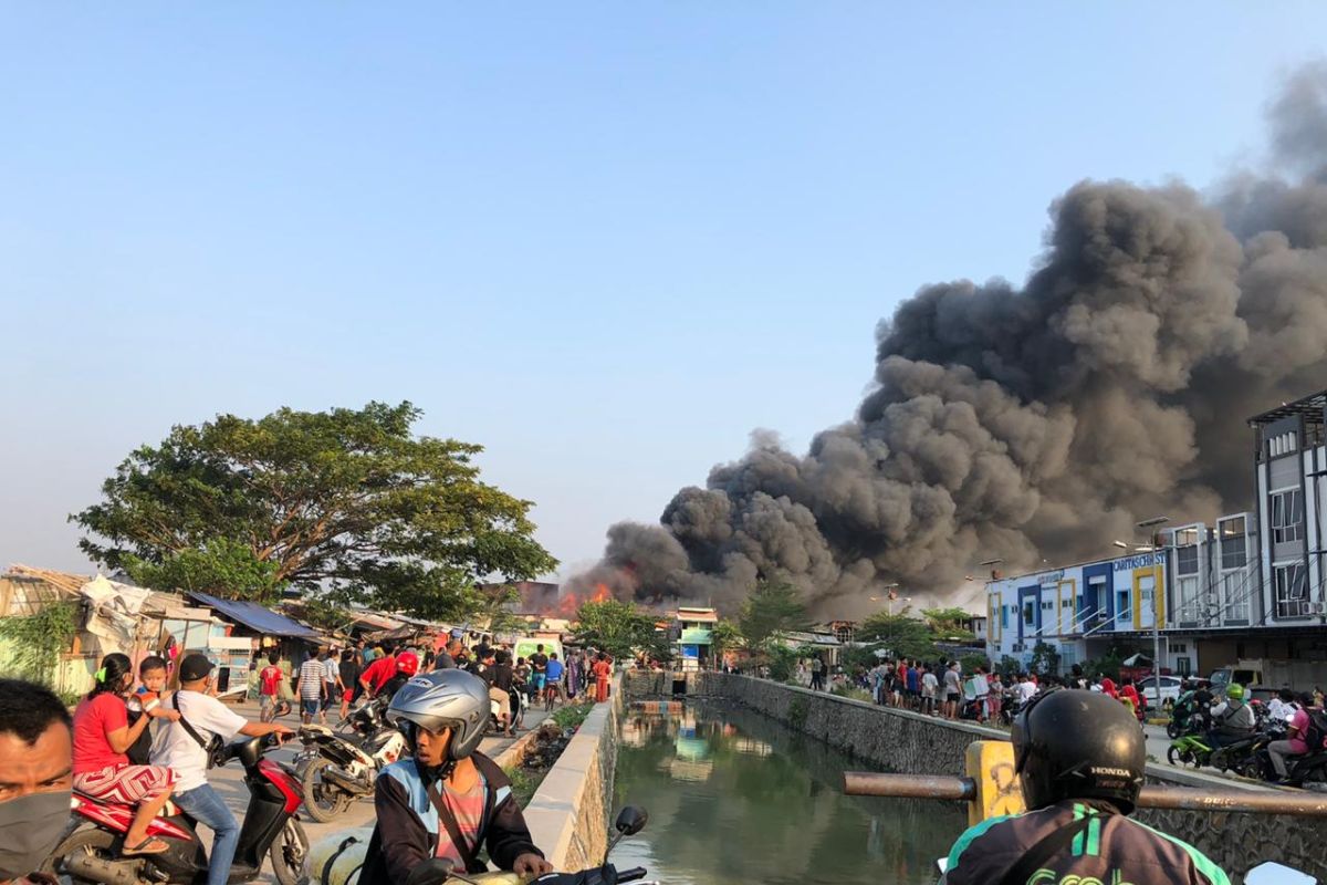 21 unit damkar padamkan kebakaran rumah padat penduduk Jakarta Barat
