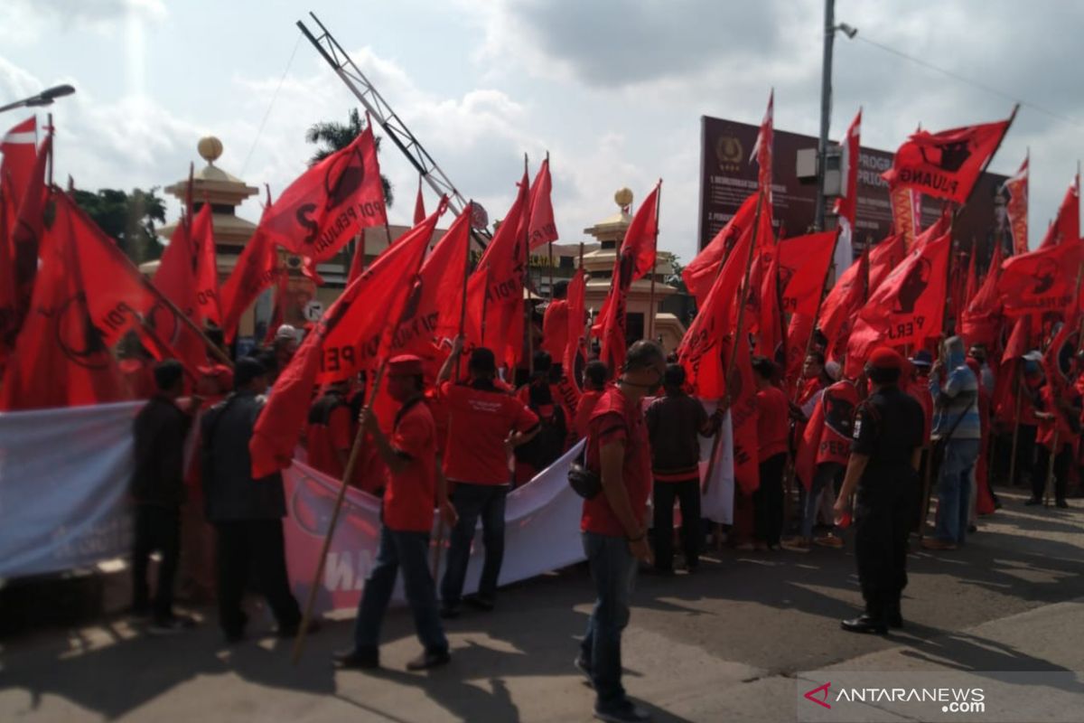 Ratusan massa PDIP Palembang minta usut tuntas kasus pembakaran bendera partai