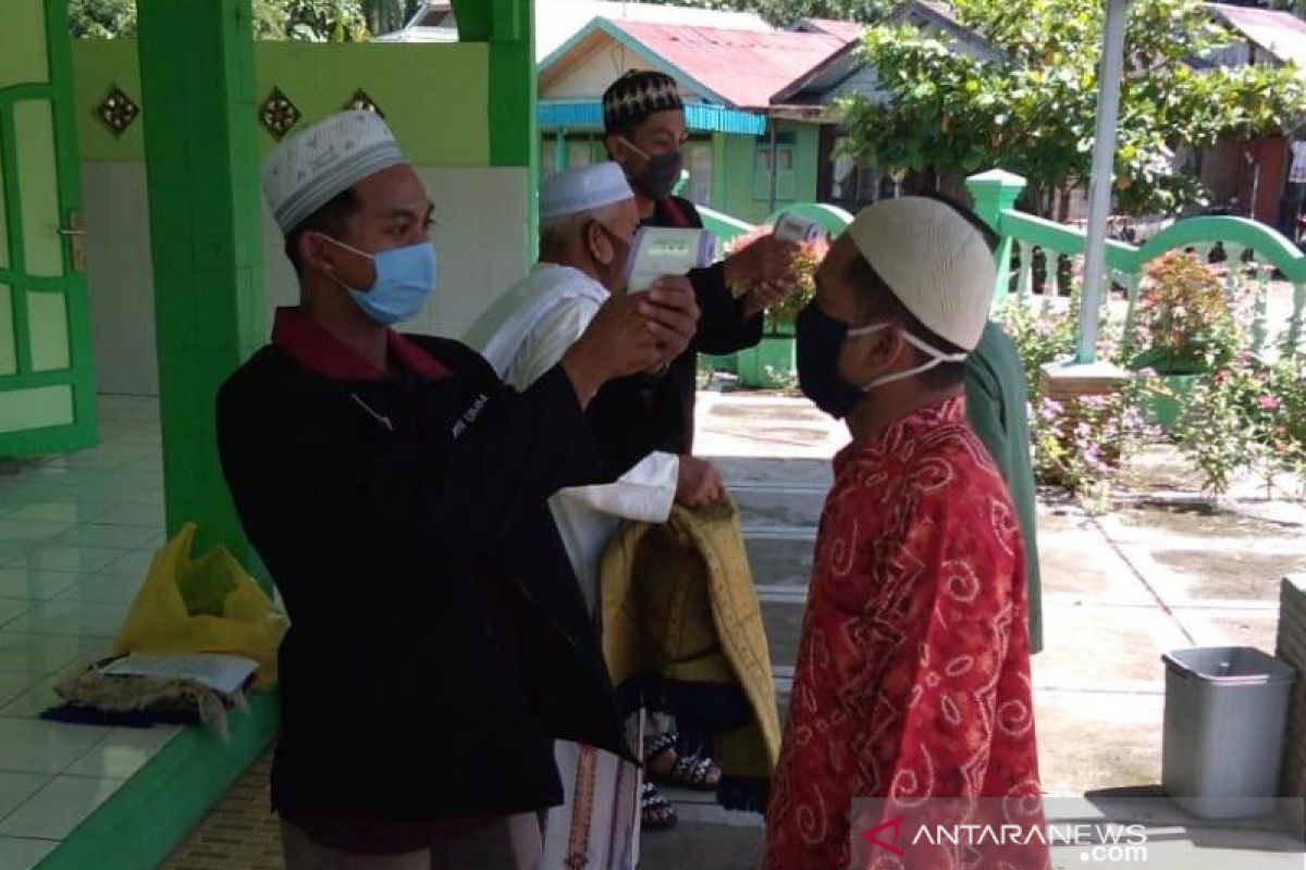 Protokol kesehatan, mahasiswa UMM bantu cek suhu tubuh jemaah Shalat Jum'at