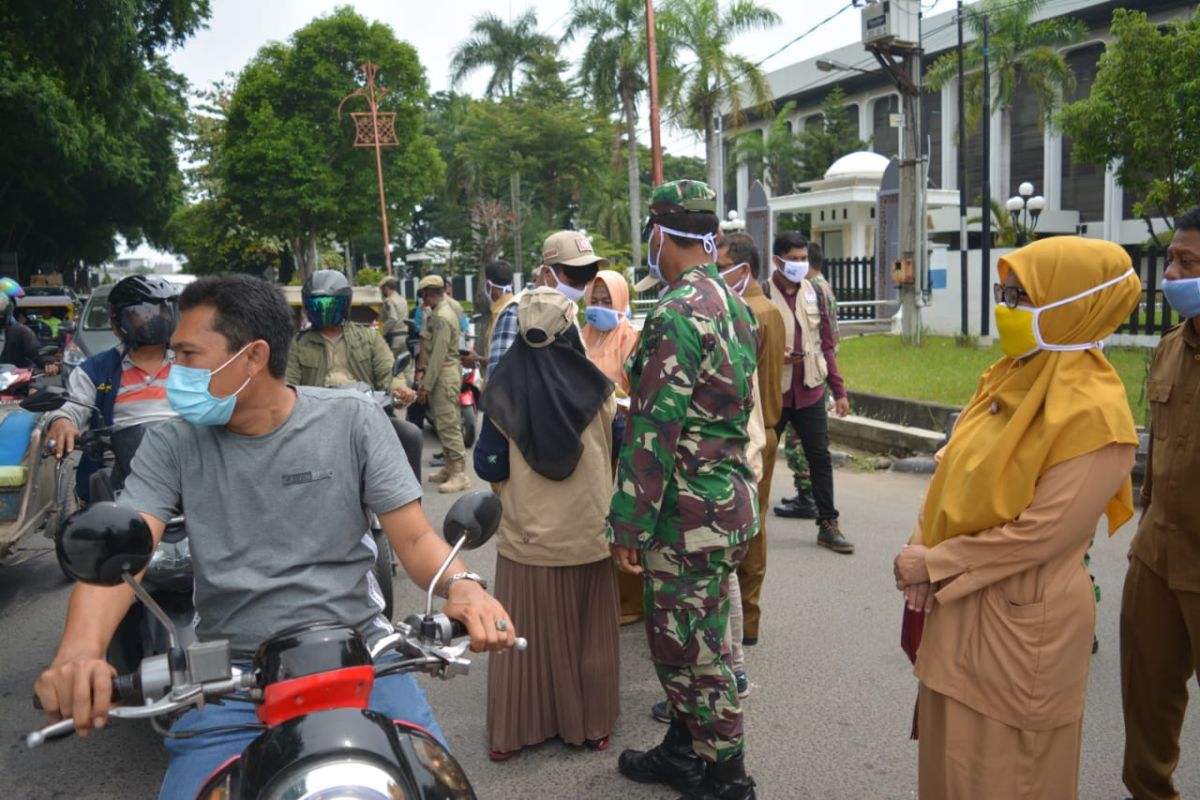 TNI Polri dan BKKBN bagikan masker gratis kepada masyarakat di Lhokseumawe