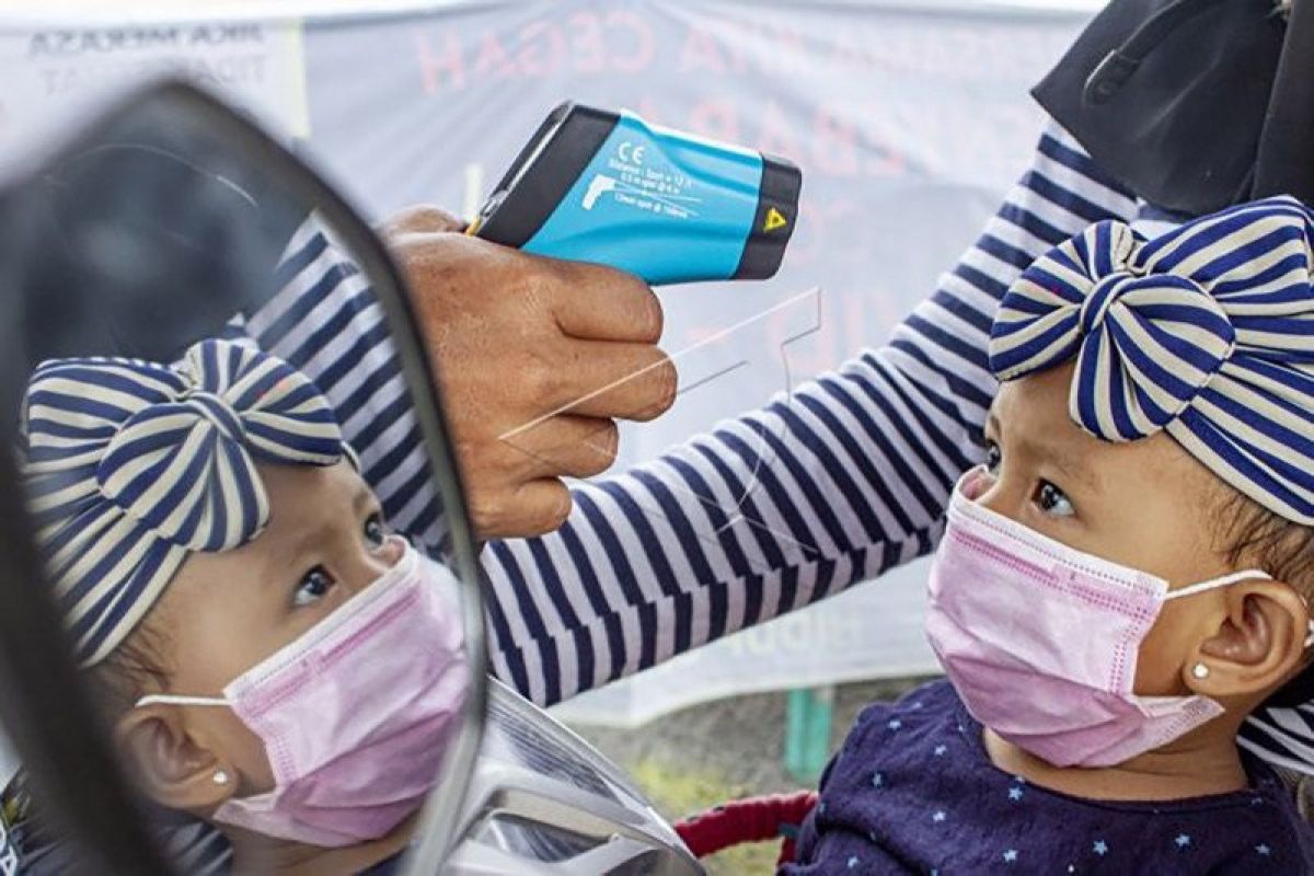 Jangan cium balita kalau batuk dan pilek untuk cegah pneumonia