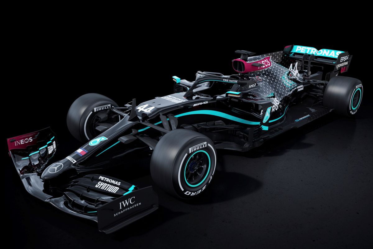 Mercedes tampil dengan livery hitam musim ini lawan rasisme