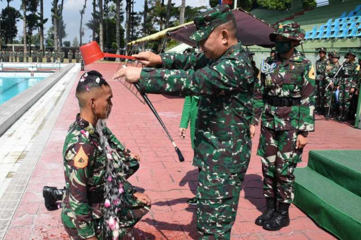 Taruna Akademi Militer lakukan tradisi pesta air dan naik puncak Gunung Tidar